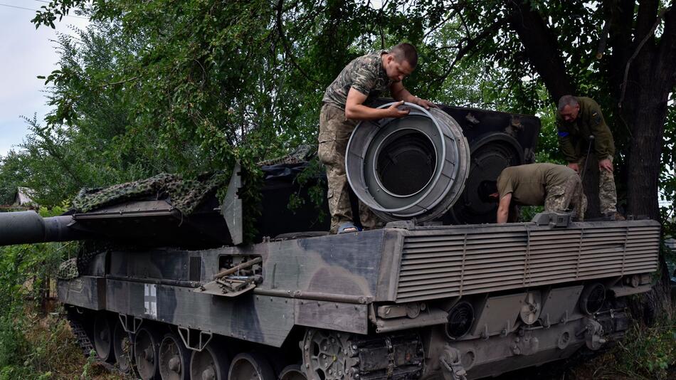 Ukrainische Soldaten reparieren einen Panzer vom Typ "Leopard 2".