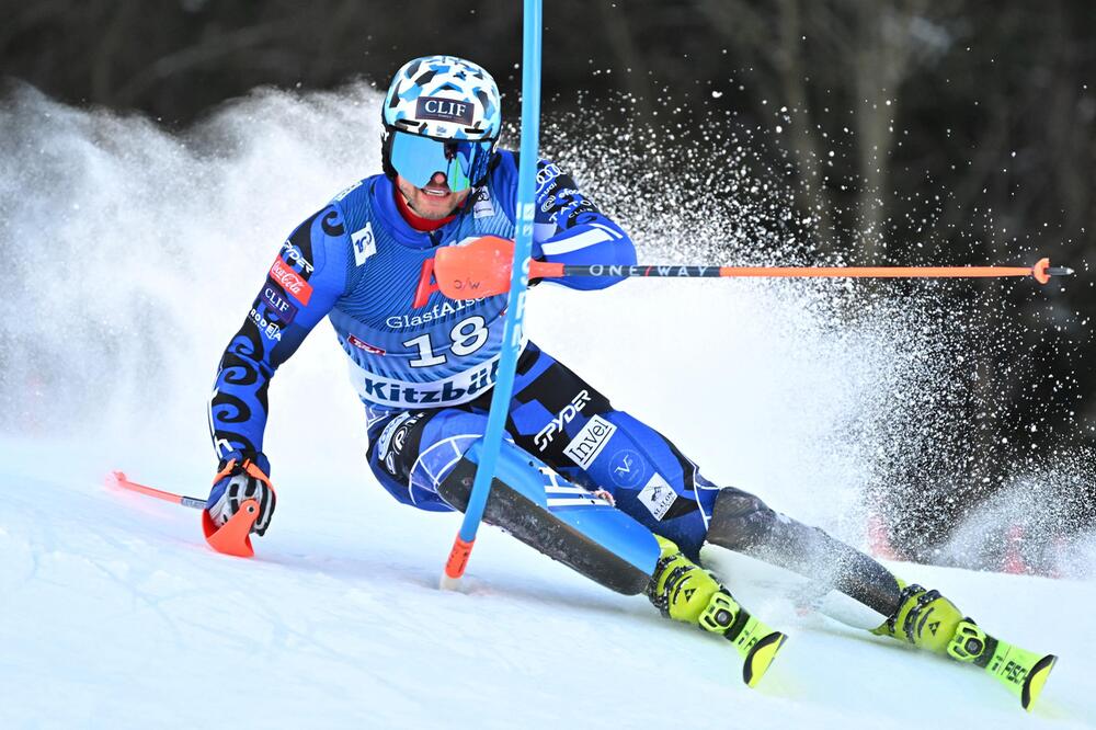 AJ Ginnis im ersten Lauf des Weltcup-Slaloms in Kitzbühel am 21. Januar 2024