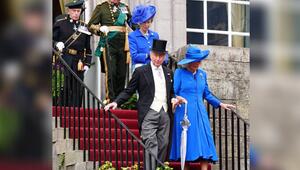 Neben Königin Camilla (r.) und Prinzessin Anne in Blau hat sich auch König Charles herausgeputzt ...