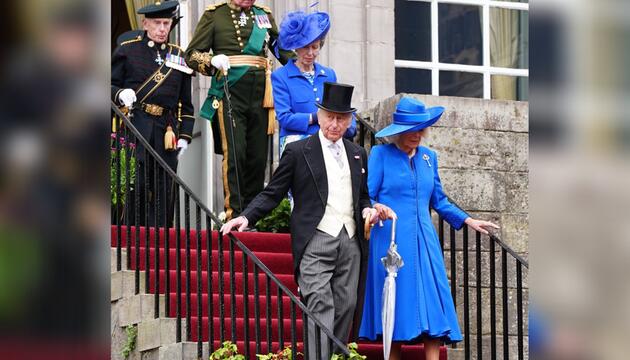 Neben Königin Camilla (r.) und Prinzessin Anne in Blau hat sich auch König Charles herausgeputzt ...