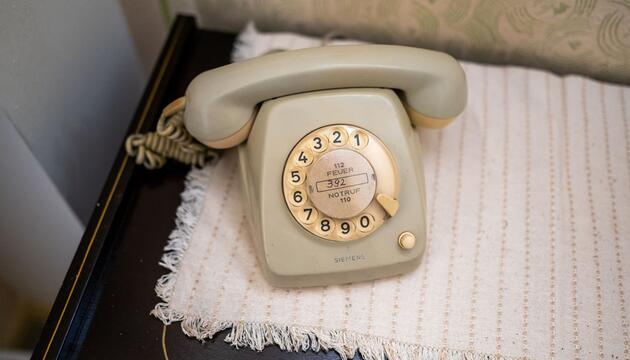 Ein Wählscheibentelefon steht auf einem Tisch