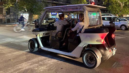 Einsatz von Golfcarts für Stadtrundfahrten in Rom