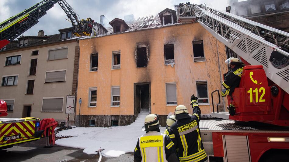 13 Verletzte bei Wohnhausbrand