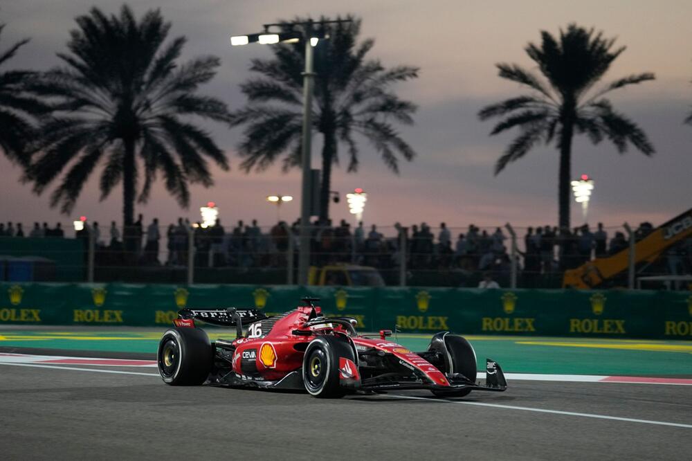 Charles Leclerc im Einsatz in seinem Ferrari während des Grand Prix in Abu Dhabi