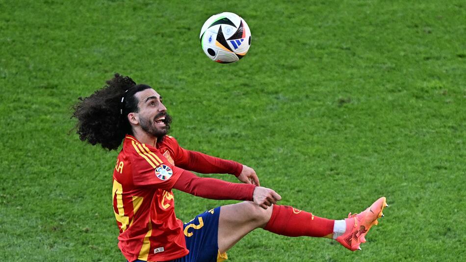 Der spanische Nationalspieler Marc Cucurella am Ball gegen Kroatien