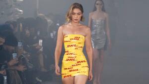 Gigi Hadid läuft bei der Vetements-Show in einem DHL-Kleid über den Laufsteg.