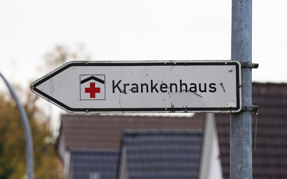 Hinweisschild mit der Aufschrift "Krankenhaus"