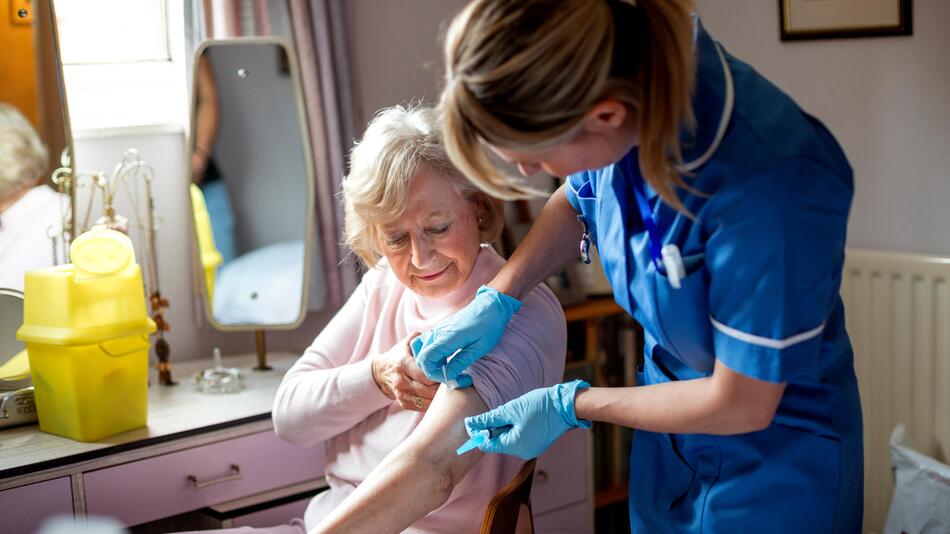 Impfung Frau Pflege Krankenschwester