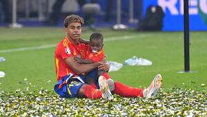 Lamine Yamal mit seinem kleinen Bruder.