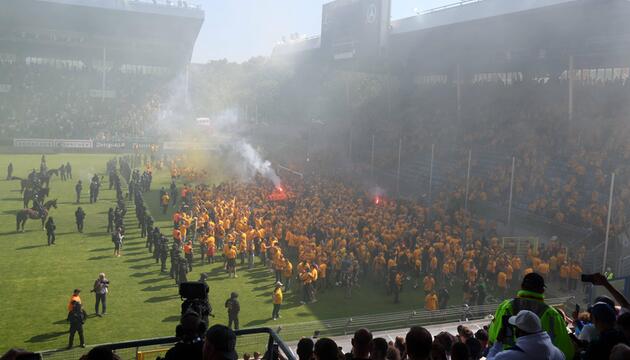 Platzsturm der Auswärtsfahrer: Dynamo Dresden feiert Aufstieg in Mannheim.