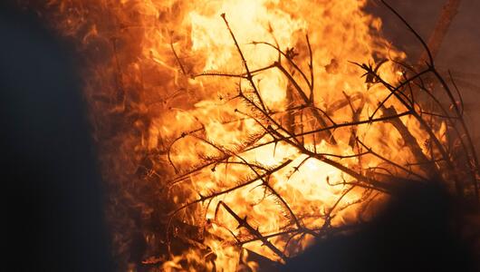 Mann verbrennt aus Versehen das Segelboot seiner Nachbarn