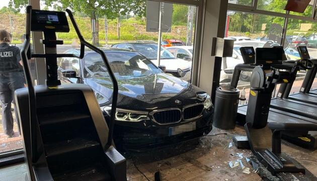 Auto fährt in Bochumer Fitnessstudio