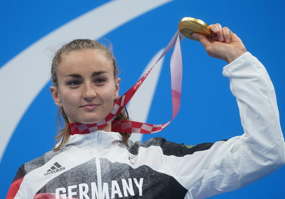 Elena Semechin mit ihrer paralympischen Goldmedaille in Tokio nach dem Sieg über die 100 Meter Brust