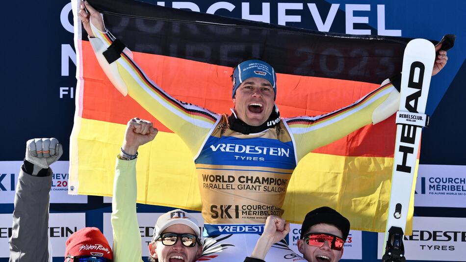 Alexander Schmid wird für seinen WM-Titel im Parallel-Slalom am 15. Februar 2023 gefeiert