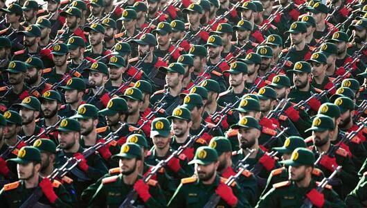 Kadetten der iranischen Revolutionsgarden marschieren während einer jährlichen Militärparade