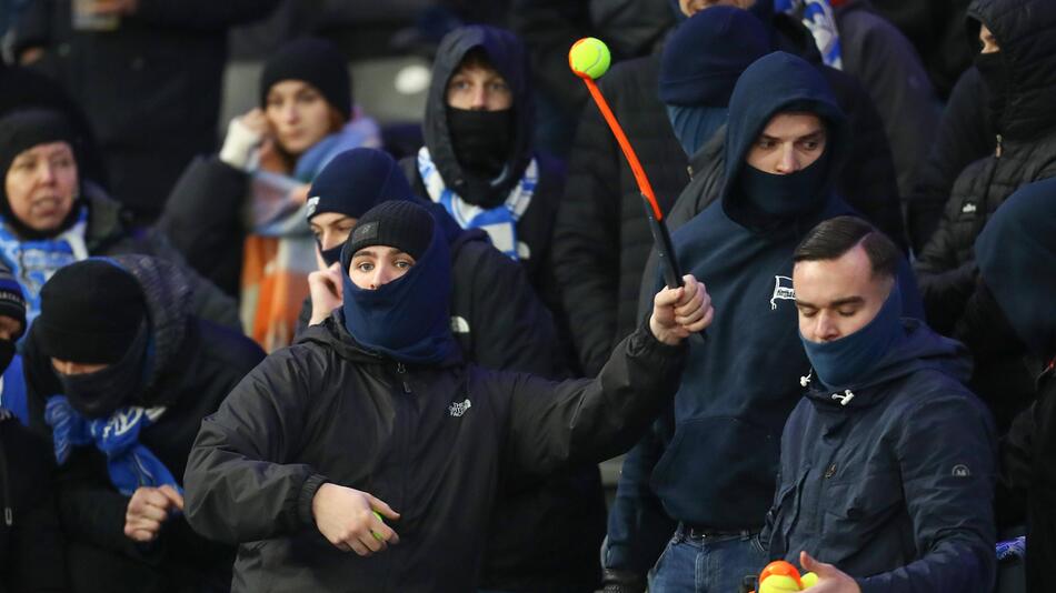 Fans von Hertha BSC schleudern im Spiel gegen den HSV Tennisbälle aufs Spielfeld