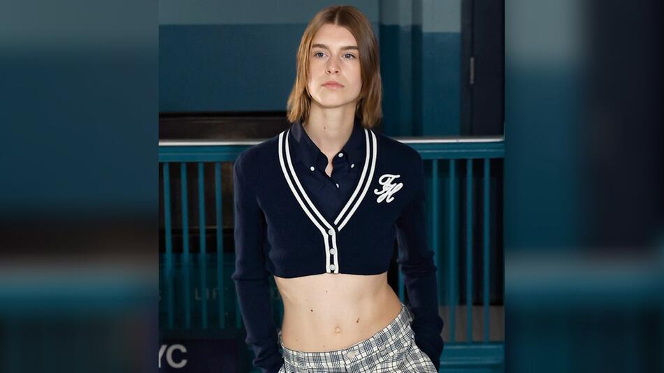 Tommy Hilfiger bringt das Polohemd für Sommer 2025 in der Crop-Top-Variante auf den Laufsteg.