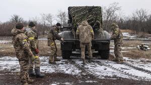 Ukrainische Soldaten laden Artilleriegeschütz