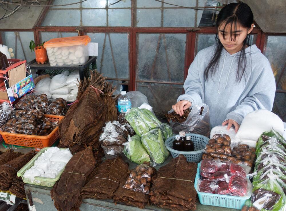 Marktstand mit Tabakblättern und Betelnüssen in Banaue