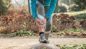 Eine Frau hat sich beim Joggen das Bein verletzt