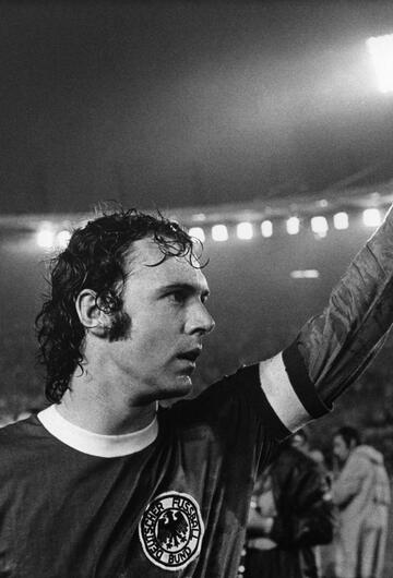 DFB-Kapitän Franz Beckenbauer grüßt nach dem WM-Spiel gegen Schweden in Düsseldorf ins Publikum
