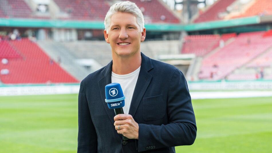Bastian Schweinsteiger berichtet im Rahmen der Fußball-EM in Deutschland live aus den Stadien.