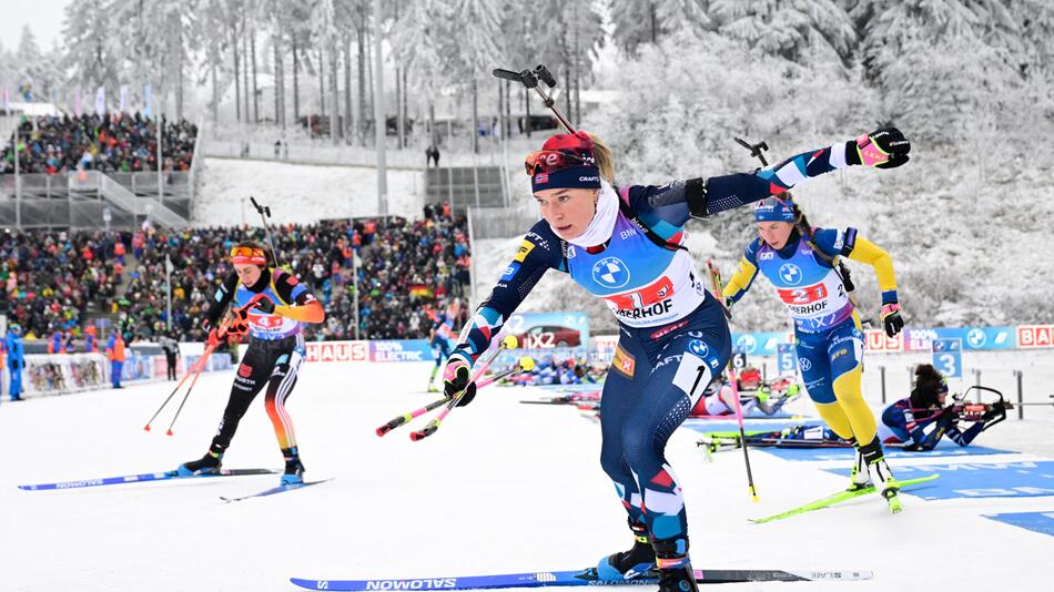 Die Norwegerin Juni Arnekleiv verlässt während des Staffelrennens in Oberhof den Schießstand