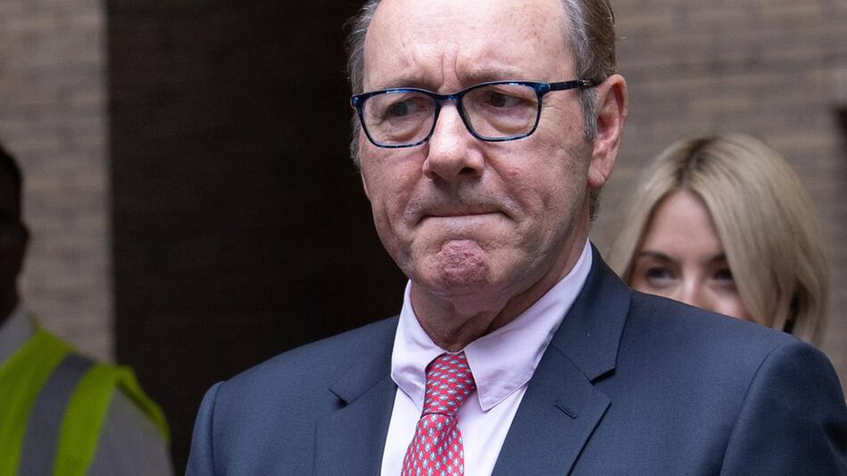 Kevin Spacey, hier vor dem Gerichtsgebäude in London abgelichtet, steht offenbar wieder vor der ...