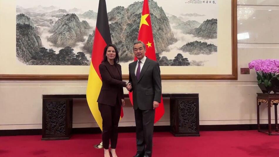 Außenministerin Baerbock in China angekommen: Schwierige Gespräche