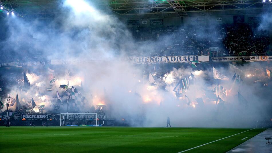 Pyrotechnik beim Spiel zwischen Gladbach und Dortmund im vergangenen Dezember