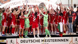 KORREKTUR: Bayern-Frauen feiern Meisterschaft alleine auf dem Rathausbalkon