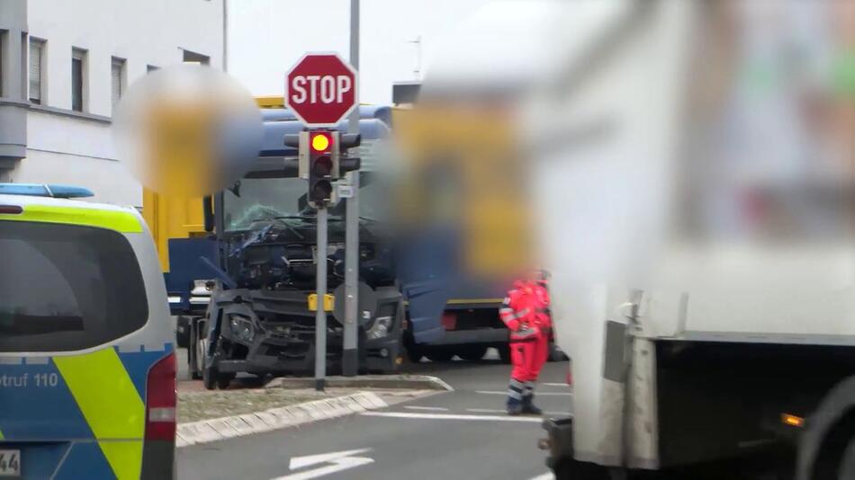 Hessen: Müllwagen kracht in Beerdigungsinstitut - zwei Verletzte