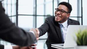 freudiger Mann im Büro