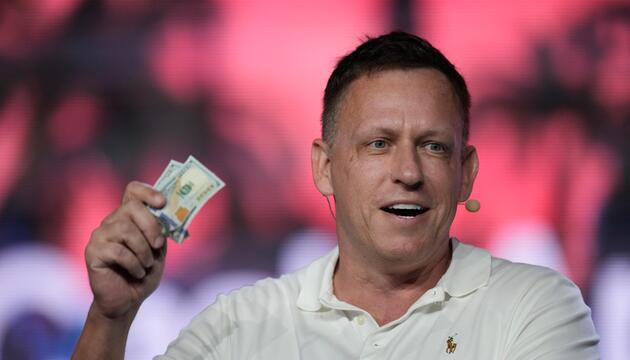 Der US-Investor Peter Thiel wedelt mit Geldscheinen
