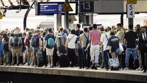 Viele Reisende am Bahnhof