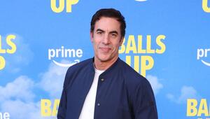 Sacha Baron Cohen wird die Theaterbühne betreten.