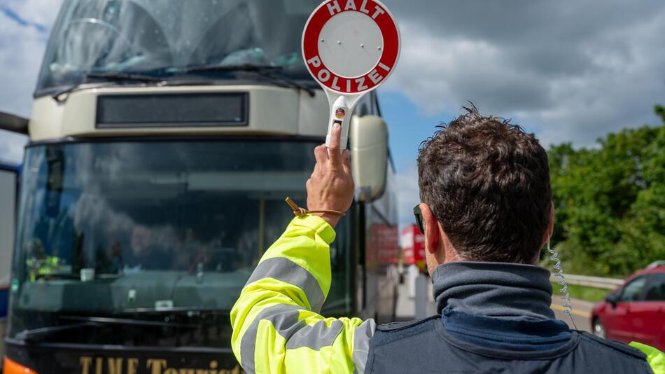 Polizei-Kontrolle für einen Reisebus auf der Autobahn A64