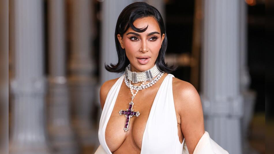 Kim Kardashian prägte mit ihrem Look in den letzten Jahren das Schönheitsideal - das scheint ...