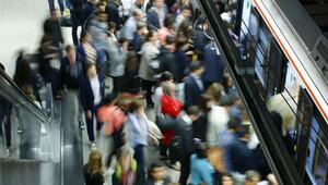 Fahrgäste steigen in eine Metro in Madrid ein