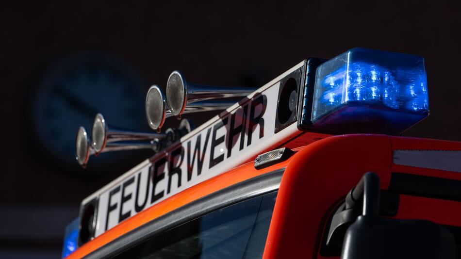 Feuerwehr löscht Brand in Fachwerkhaus.