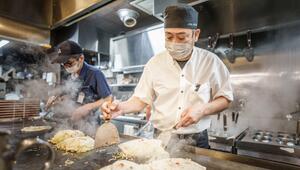 Chefkoch Mitsuo Ise bereitet "Okonomiyaki" zu