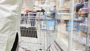 Person im Supermarkt