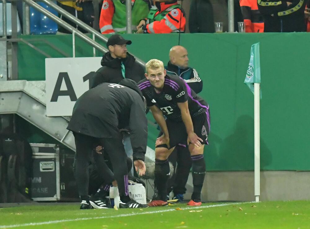 Matthijs de Ligt lässt sich nach seiner Knieverletzung behandeln.