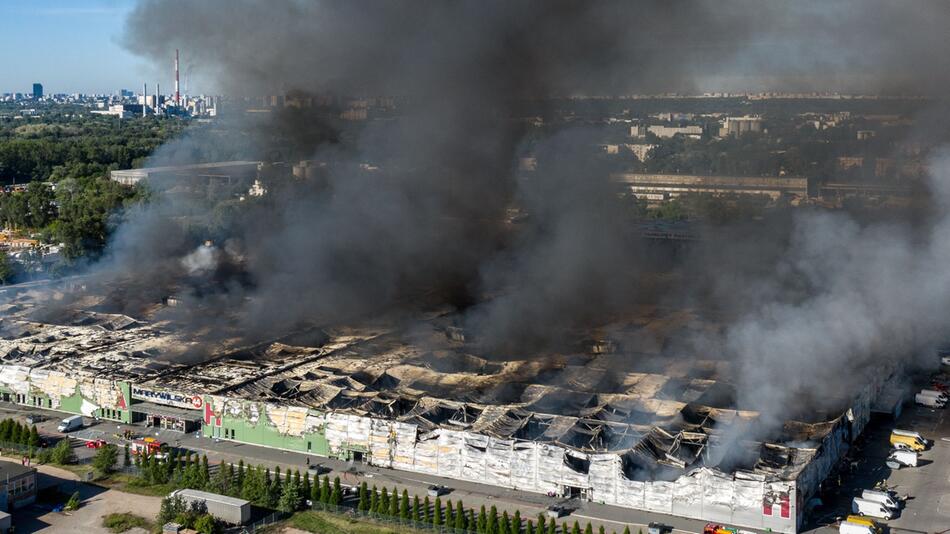 Großbrand in einem Warschauer Einkaufszentrum