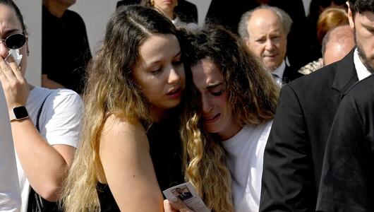 Rute Cardoso lief hinter dem Sarg ihres Mannes her und musste von ihrer Schwester gestützt werden.
