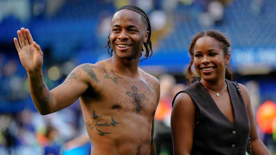 Chelseas Raheem Sterling (links) mit seiner Partnerin Paige Milian im Jahr 2024.