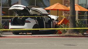 Tödlicher Aufprall: Tesla rast in Kalifornien in ein Café