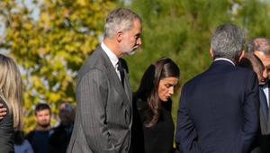 König Felipe VI. und Königin Letizia haben in einem Krankenhaus im spanischen Toledo Menschen ...