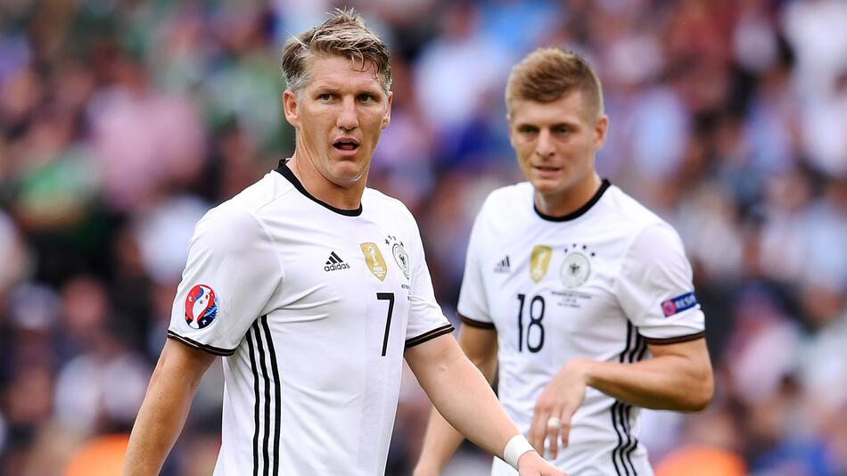 Bastian Schweinsteiger und Toni Kroos im EM-Spiel gegen Nordirland