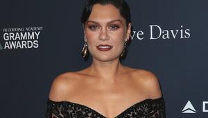 Jessie J will sich auch von der Schockdiagnose Brustkrebs nicht ihren Humor rauben lassen.